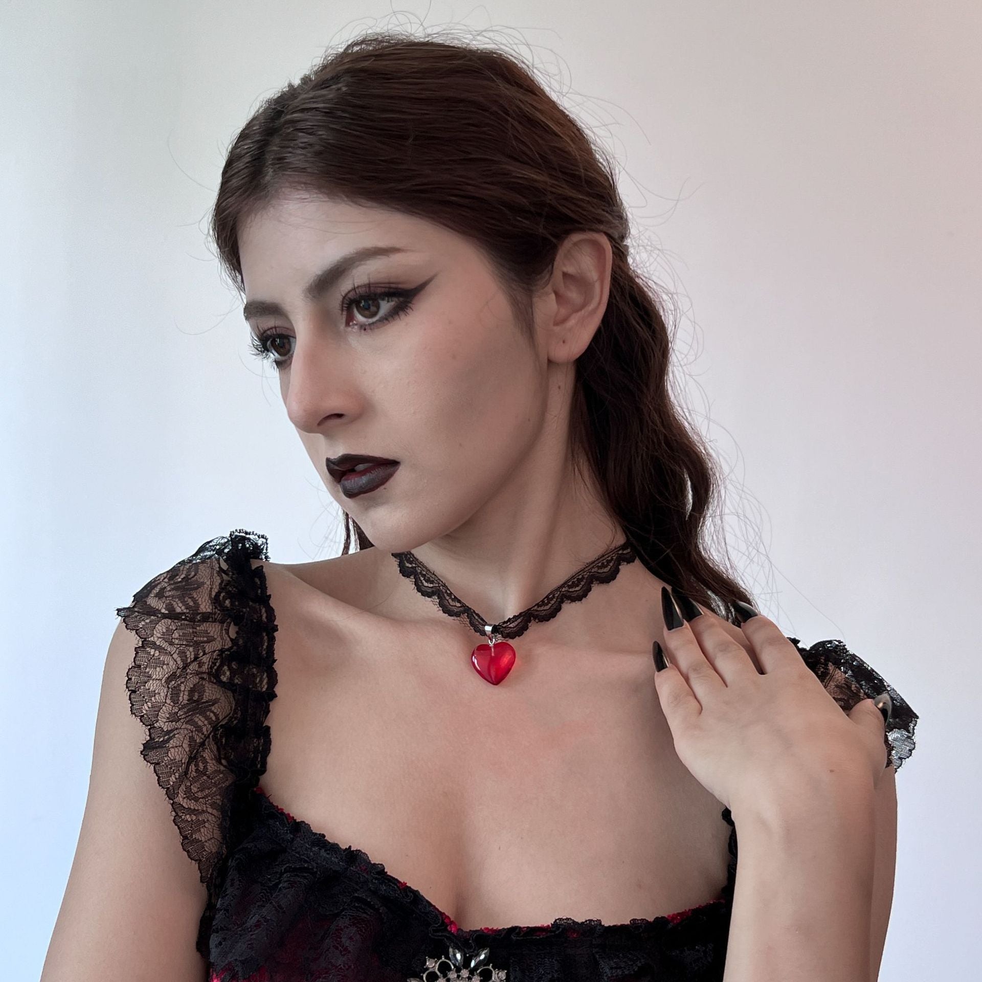 Personalized black lace collarbone chain, sweet and cool red glass heart-shaped pendant necklace