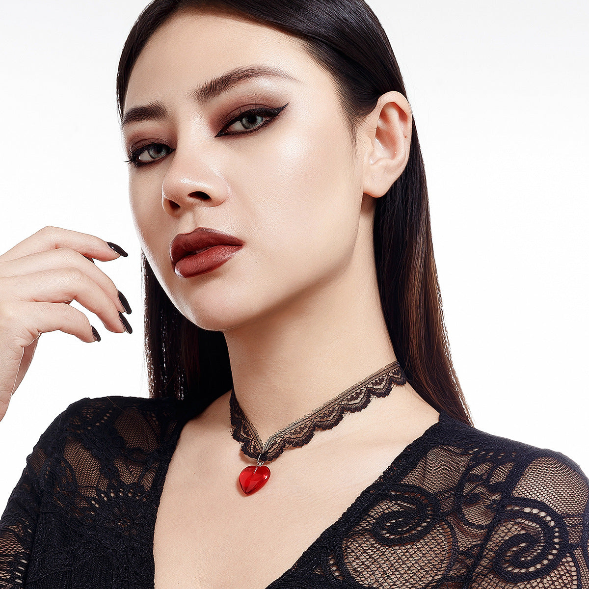 Personalized black lace collarbone chain, sweet and cool red glass heart-shaped pendant necklace