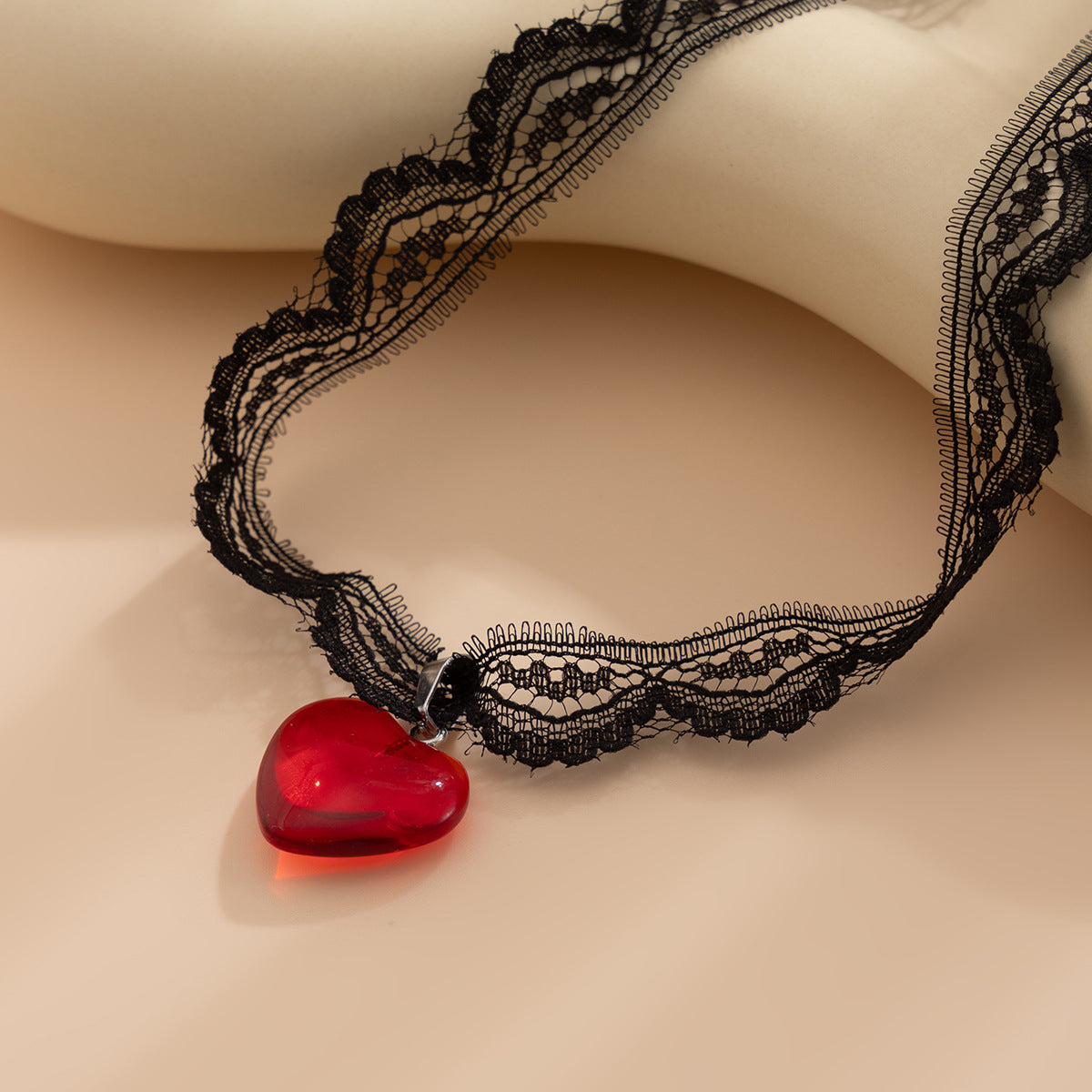 Personalized black lace collarbone chain, sweet and cool red glass heart-shaped pendant necklace