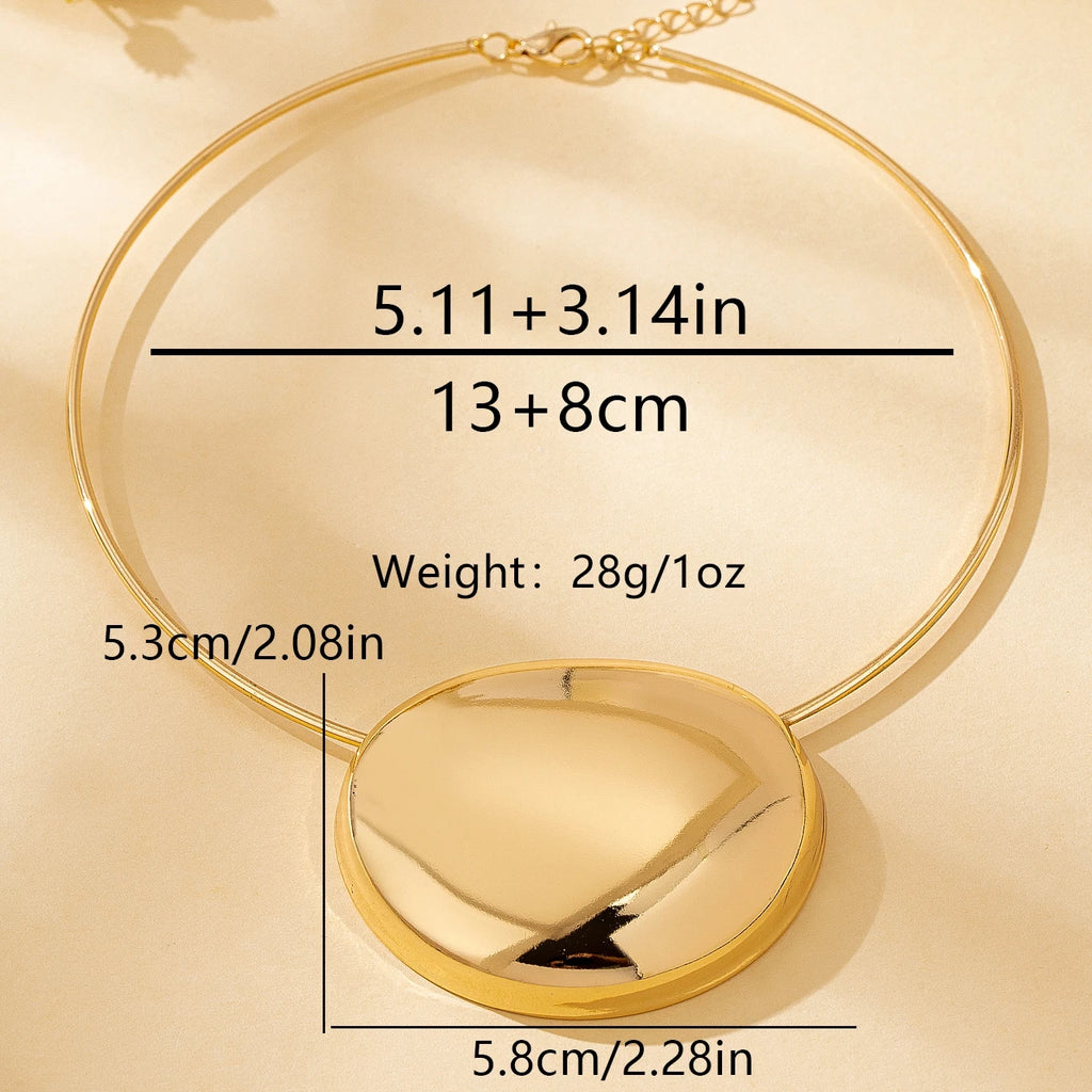 A Women's Necklace with a Glossy Geometric Design, Exaggerated and Fashionable, Suitable for Everyday Wear and Vacations