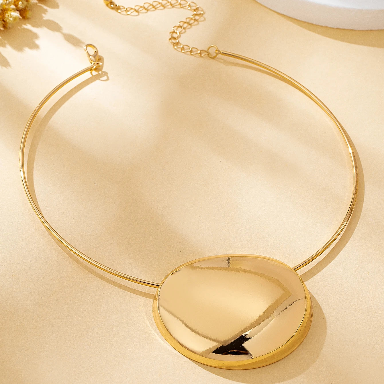 A Women's Necklace with a Glossy Geometric Design, Exaggerated and Fashionable, Suitable for Everyday Wear and Vacations