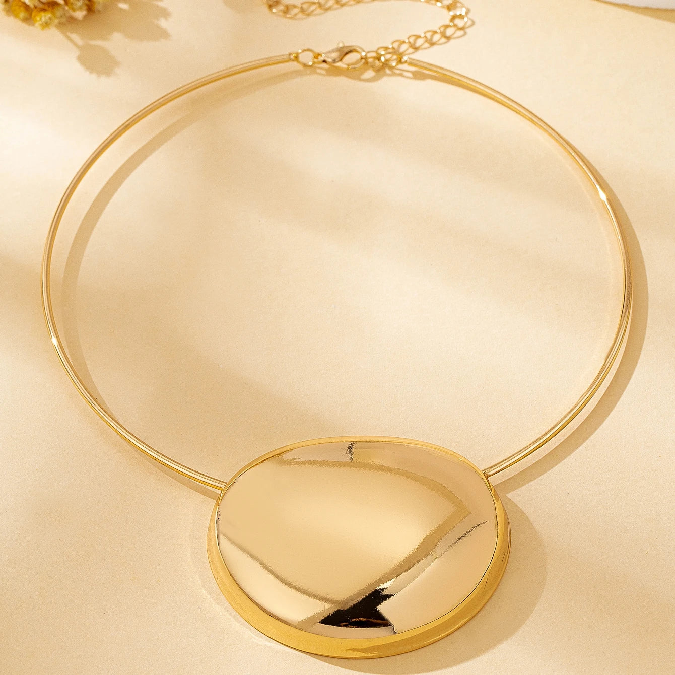 A Women's Necklace with a Glossy Geometric Design, Exaggerated and Fashionable, Suitable for Everyday Wear and Vacations
