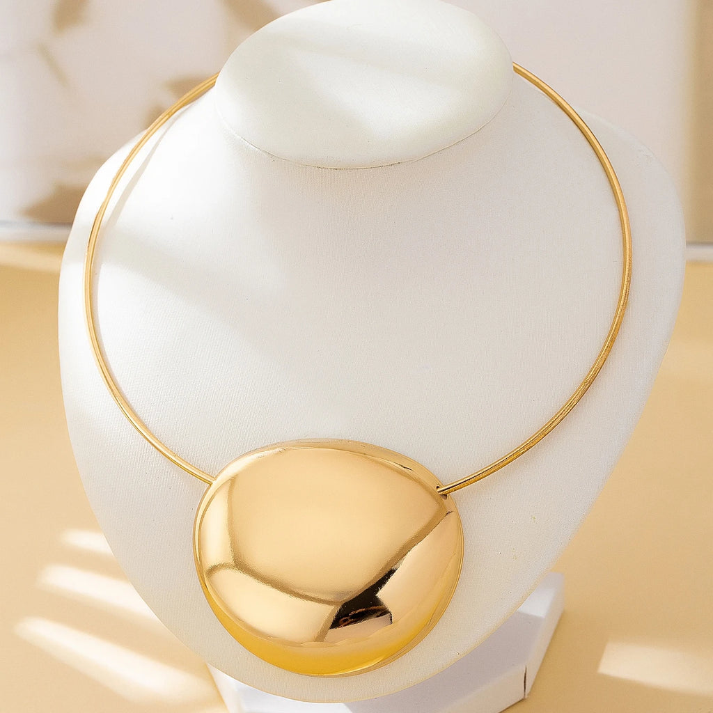 A Women's Necklace with a Glossy Geometric Design, Exaggerated and Fashionable, Suitable for Everyday Wear and Vacations
