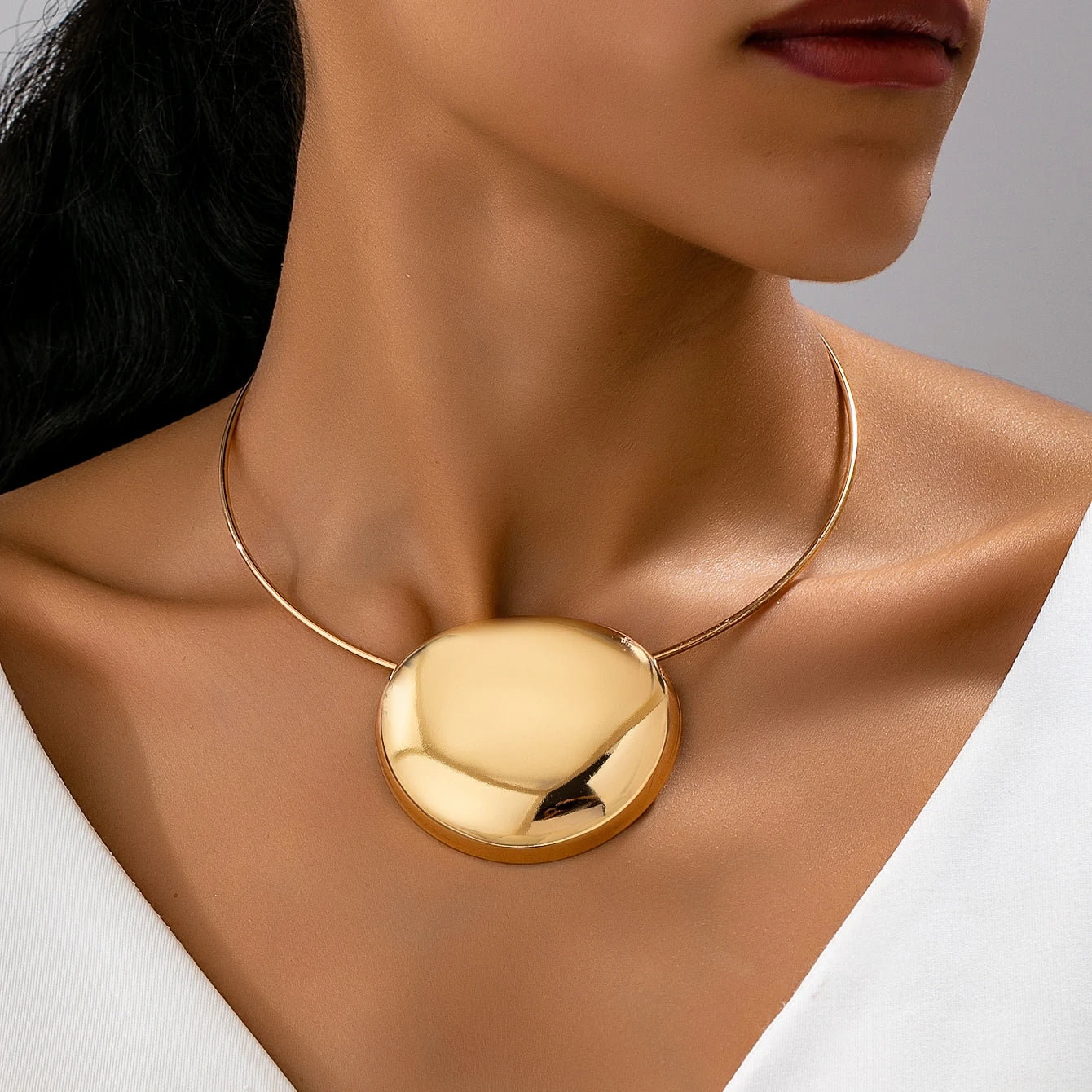 A Women's Necklace with a Glossy Geometric Design, Exaggerated and Fashionable, Suitable for Everyday Wear and Vacations