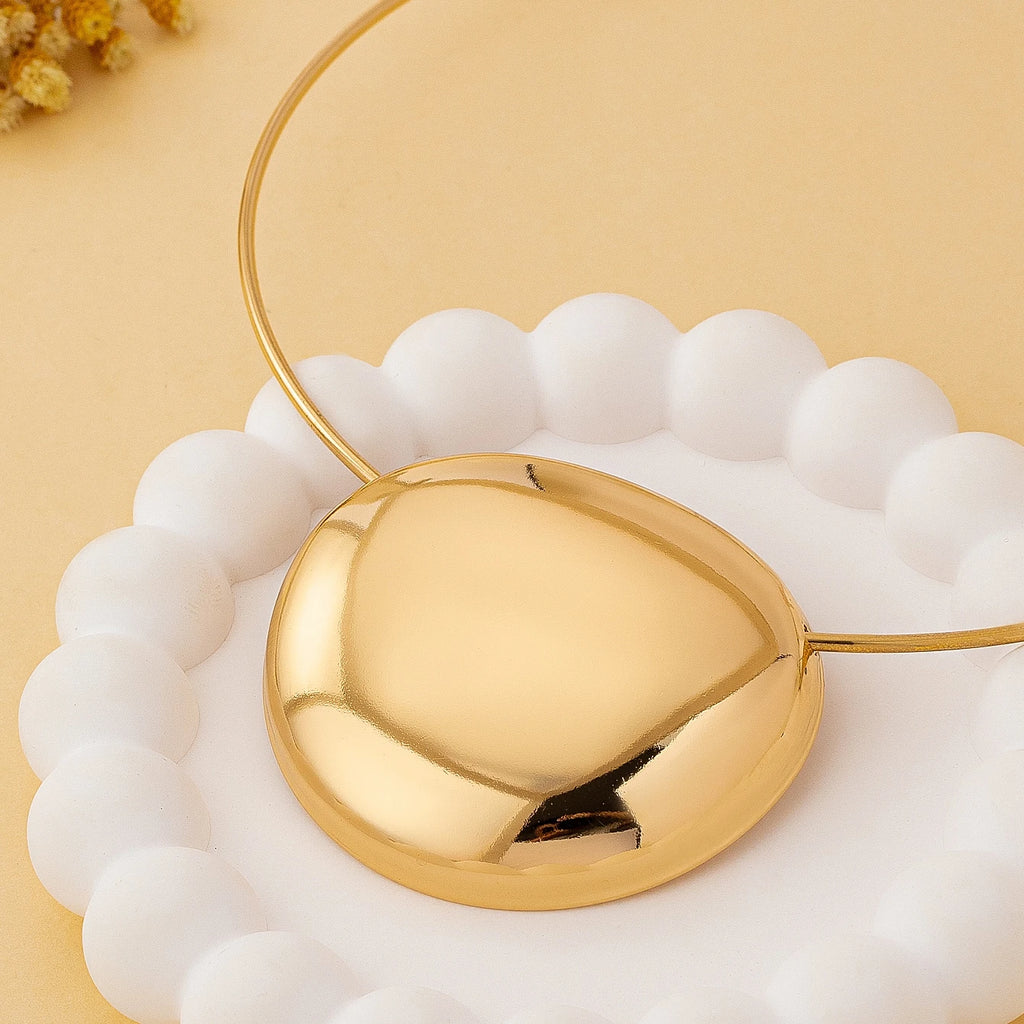 A Women's Necklace with a Glossy Geometric Design, Exaggerated and Fashionable, Suitable for Everyday Wear and Vacations