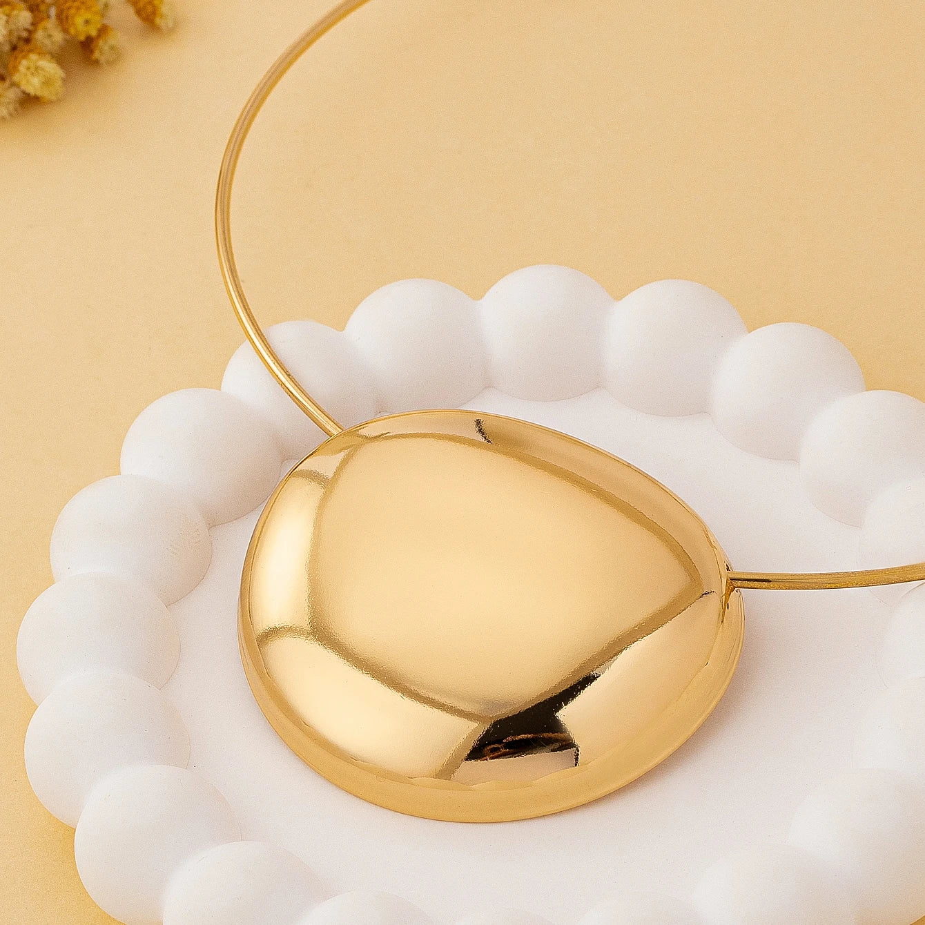 A Women's Necklace with a Glossy Geometric Design, Exaggerated and Fashionable, Suitable for Everyday Wear and Vacations